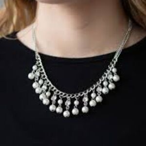 ‎NWOT REGAL Refinement Necklace w/Earrings